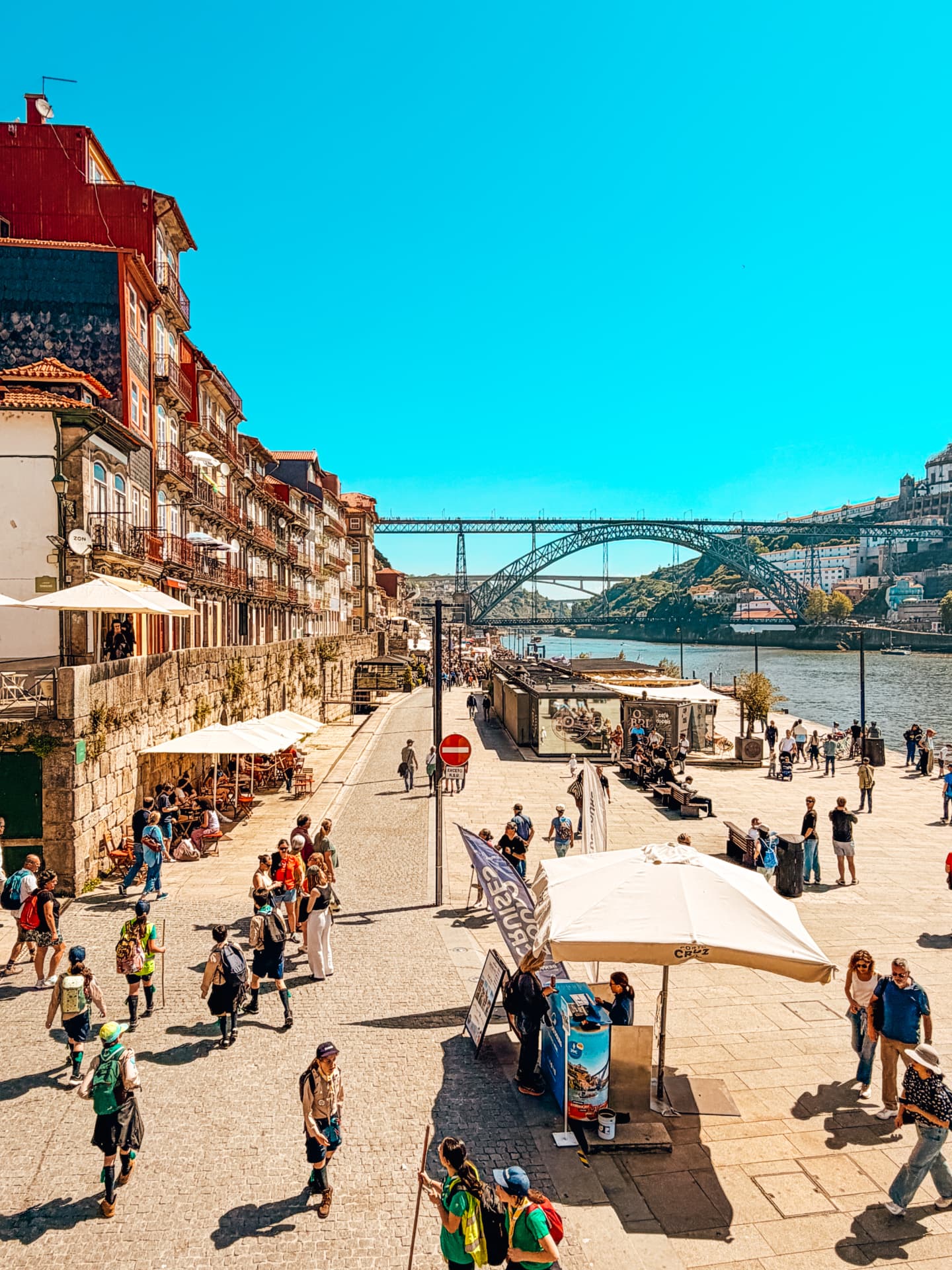 A Ribeira do Porto com a ponte Dom Luís I ao fundo